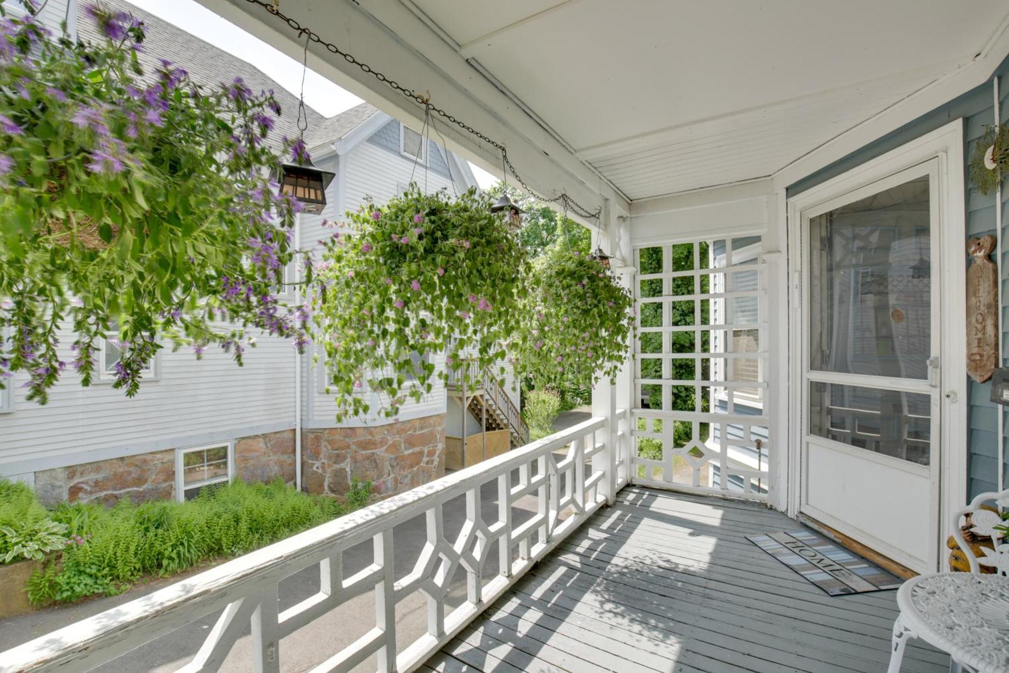 Quaint Townhome Walk To And Downtown! *