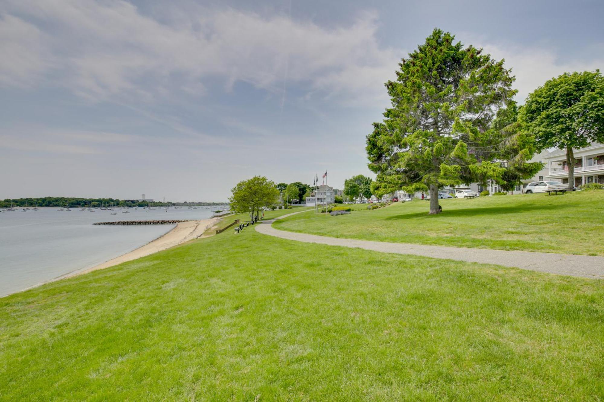 Quaint Townhome Walk To And Downtown! *