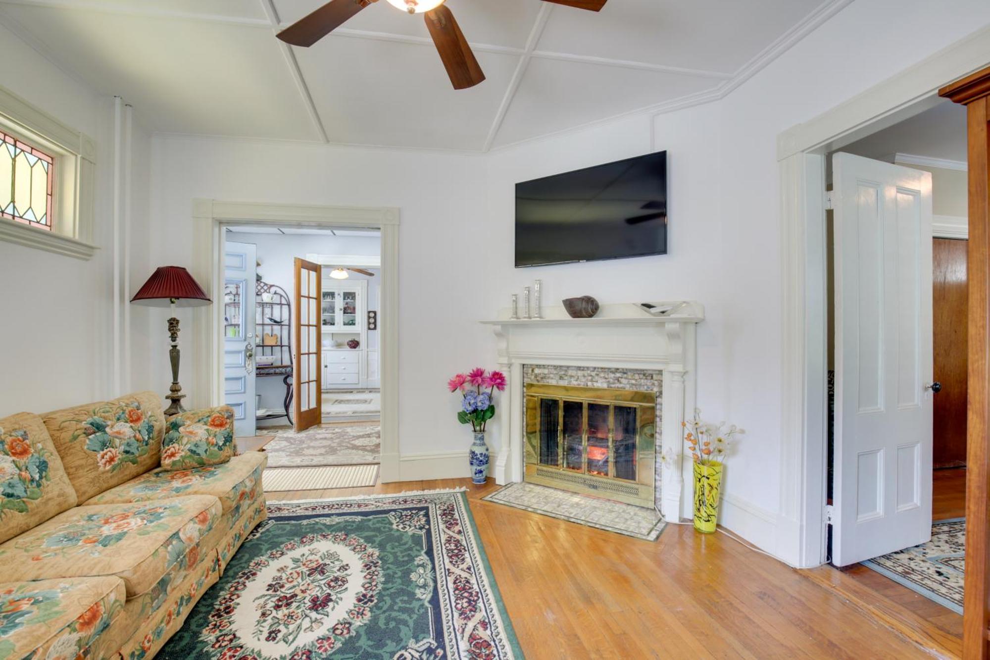 Quaint Townhome Walk To And Downtown! Hébergement de vacances *
