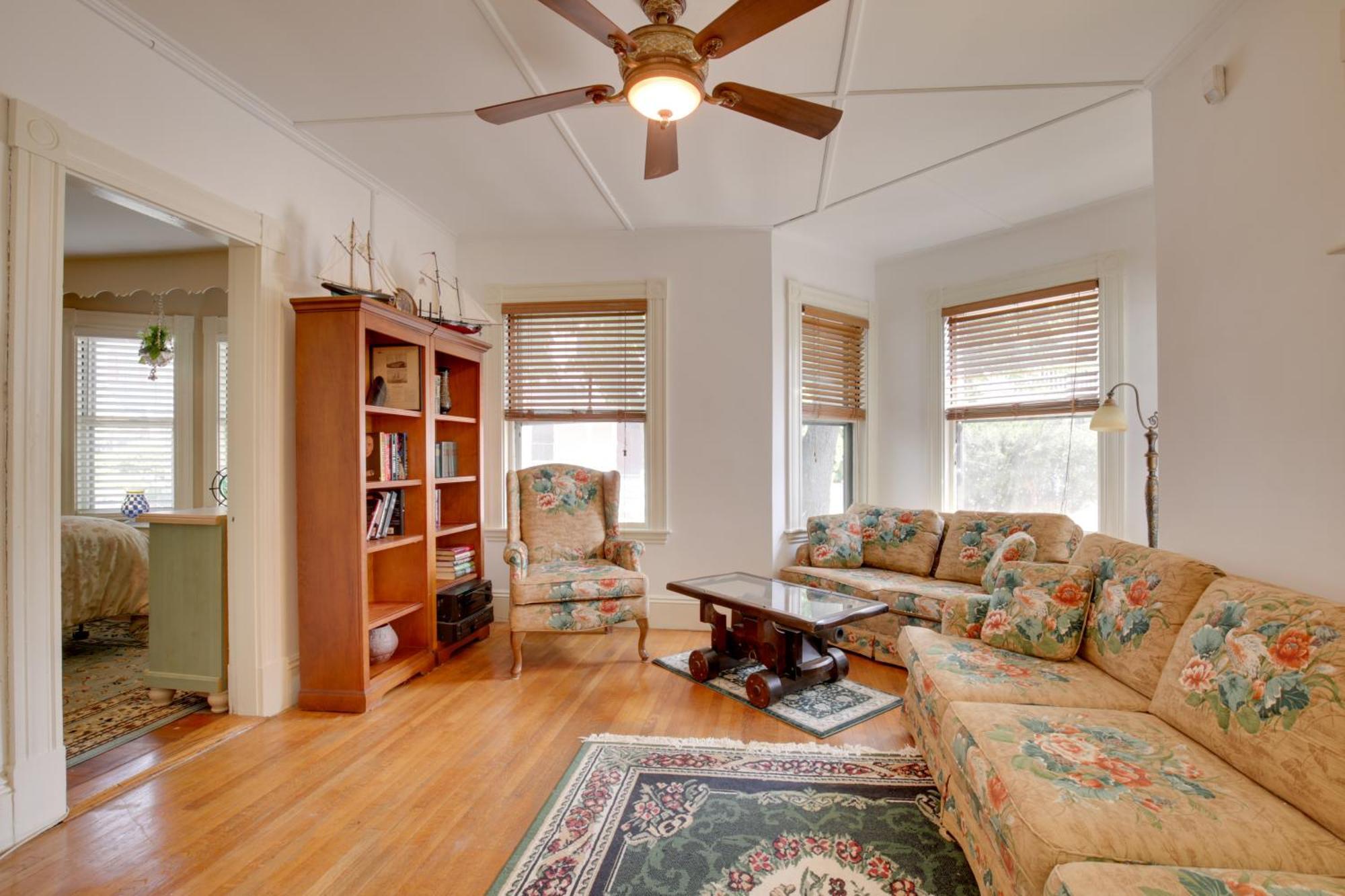 Hébergement de vacances Quaint Townhome Walk To And Downtown!